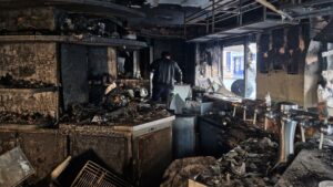 Rue Beaurepaire, à Paris, des commerçants découvrent les dégâts après les pillages