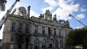 Lecornu assure que l’hôtel de ville incendié de Limoges sera reconstruit