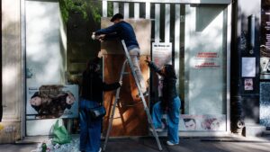 À Paris, Lyon, Tours et Limoges, des habitants nettoient les rues après les violences