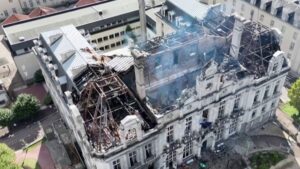 À Limoges, près de 7 000 personnes réunies après l’incendie de la mairie