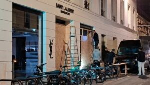 À Paris, 30 commerces pillés dimanche, habitants et commerçants à bout