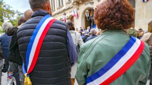 Après les dégradations du 17 octobre, des rassemblements devant les mairies en France