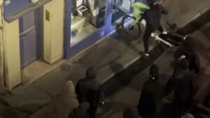 À Paris, 30 commerces pillés dans la nuit : habitants et commerçants témoignent