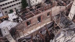 À Limoges, l’incendie de la mairie détruit la toiture et fait s’effondrer le beffroi