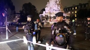 À Paris, le couvre-feu est respecté, mais des jeunes contestent une restriction jugée injuste