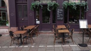 Restaurants en difficulté : entre espoirs de nouveaux projets et fermetures inévitables, l’avenir incertain des restaurateurs.