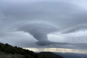 Un nuage spectaculaire observé au Mont Aigoual, sculpté par des vents en altitude