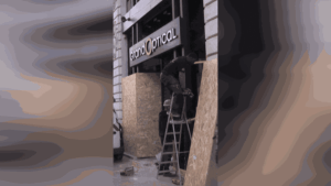 Les commerçants de Paris, Lyon et Bordeaux renforcent leurs protections avant les manifestations du 24 octobre.