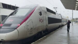 Tempête Austen : près de 300 000 foyers privés d’électricité, transports à l’arrêt en Bretagne et Normandie