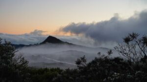 Crise sismique au Piton de la Fournaise : éruption probable à La Réunion selon la préfecture