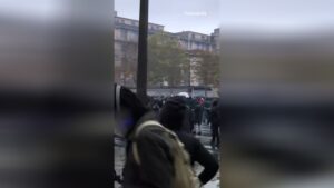 Tension à Paris lors des manifestations du 24 octobre : CRS et gaz lacrymogènes mobilisés pour disperser la foule.