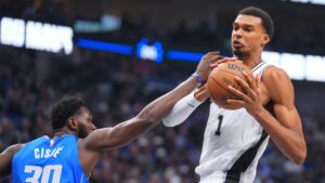 Les San Antonio Spurs décrochent leur première victoire de la saison NBA contre les Mavericks.