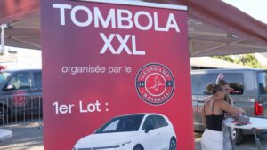 À Guingamp, une tombola XXL avec une voiture électrique attire les joueurs en quête de gros lots.