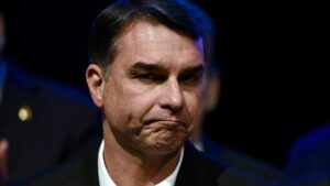 Au Brésil, le parti de Flavio Bolsonaro reconnaît la réélection de Lula, mais pas son candidat