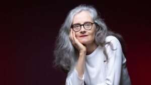 Anne Godard révélée par son roman « Nous aussi », un nouvel emblème de la littérature française