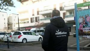Trappes : des médiateurs à l&rsquo;écoute des habitants après l&rsquo;attentat raciste ayant fait un mort.