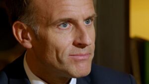 Emmanuel Macron appelle au calme et à la réouverture des lycées après les blocages étudiants.