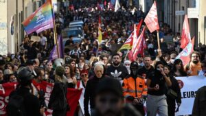 À Marseille, 10 000 manifestants défilent malgré l’interdiction préfectorale du centre-ville
