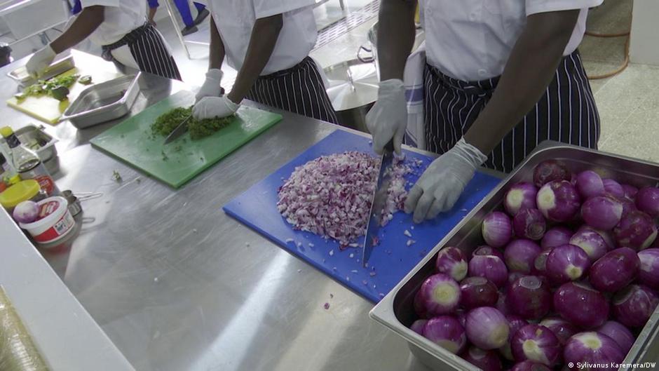 Au Tchad, des femmes transmettent une recette nutritive pour mieux nourrir les enfants