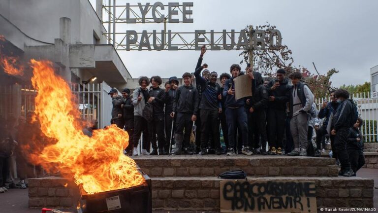 Étudiants et lycéens mobilisés en France : les universités au cœur du cinquième acte
