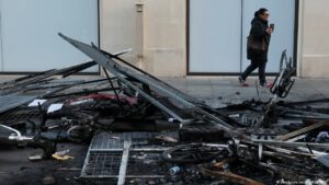 Macron promet des poursuites après les pillages en marge des manifestations en France