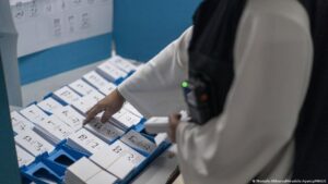 Législatives en Israël : participation record et duel serré entre les blocs rivaux