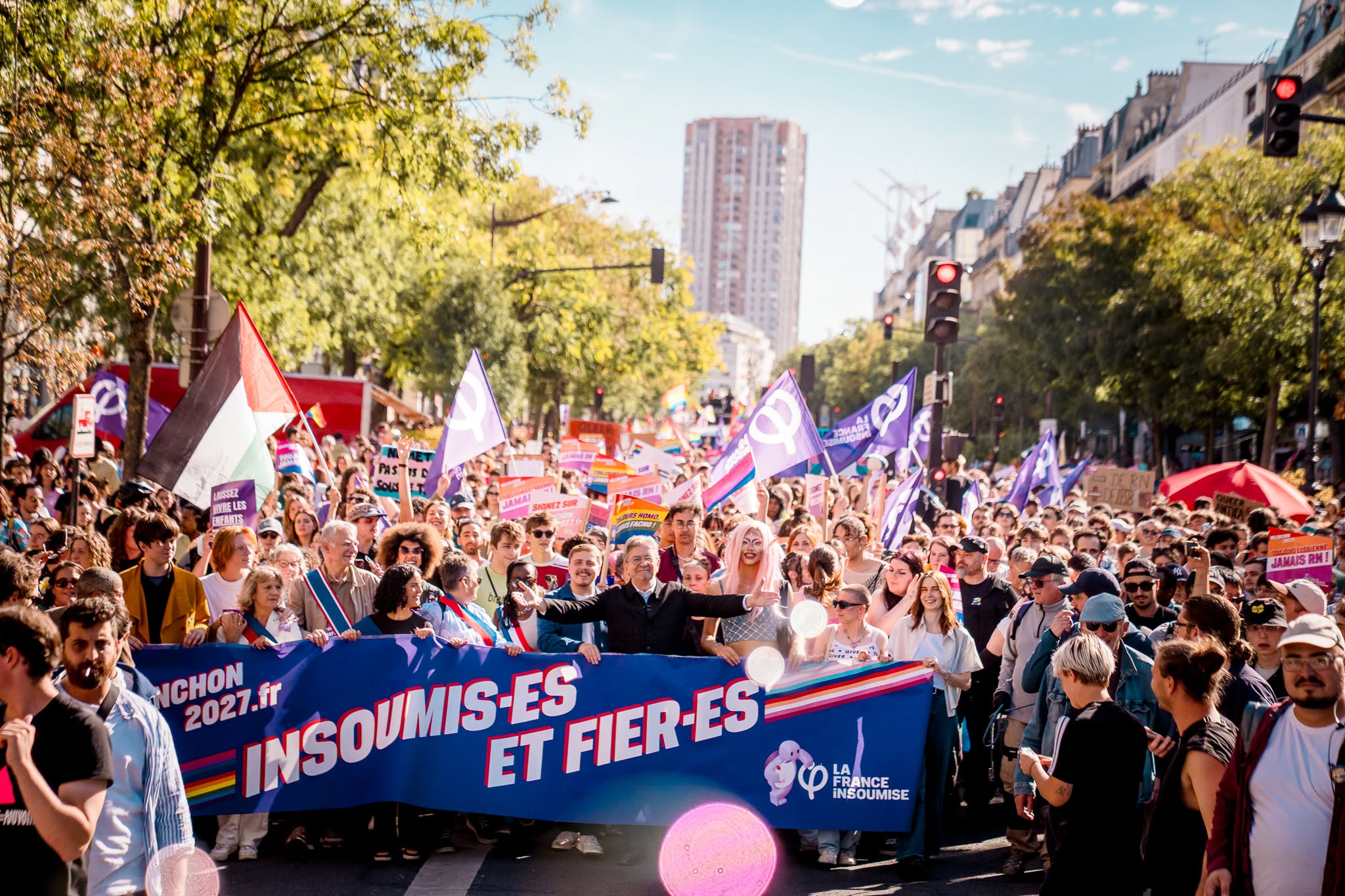 À Paris, Jean-Luc Mélenchon défile à la Marche des fiertés pour les droits LGBT+