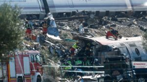 En Espagne, un train aurait été autorisé à repartir malgré un signal rouge avant la collision
