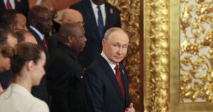 Au sommet Russie-Afrique, Poutine plaide pour le « codéveloppement » et des liens renforcés