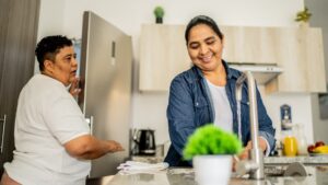 Vaisselle, linge, repas : les couples de femmes partagent davantage les tâches du quotidien