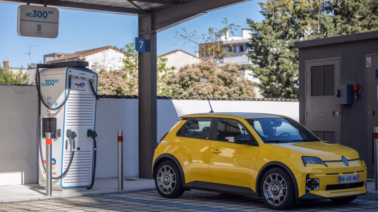 Au Mondial de Paris, l’électrique approche 30 % des immatriculations neuves en France en 2026