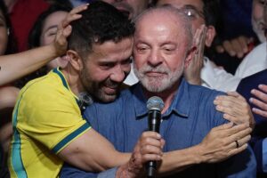 LFI s&rsquo;inspire des tactiques numériques de Lula pour contrer l&rsquo;extrême droite en France.