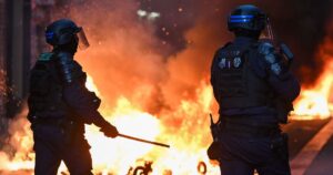 Après les manifestations en France, la presse algérienne décrit une crise politique et sociale