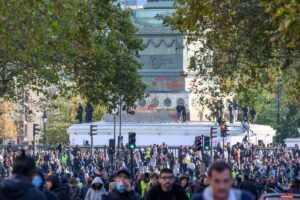 Manifestations du 24 octobre : Paris face à des interdictions et tensions croissantes dans tout le pays