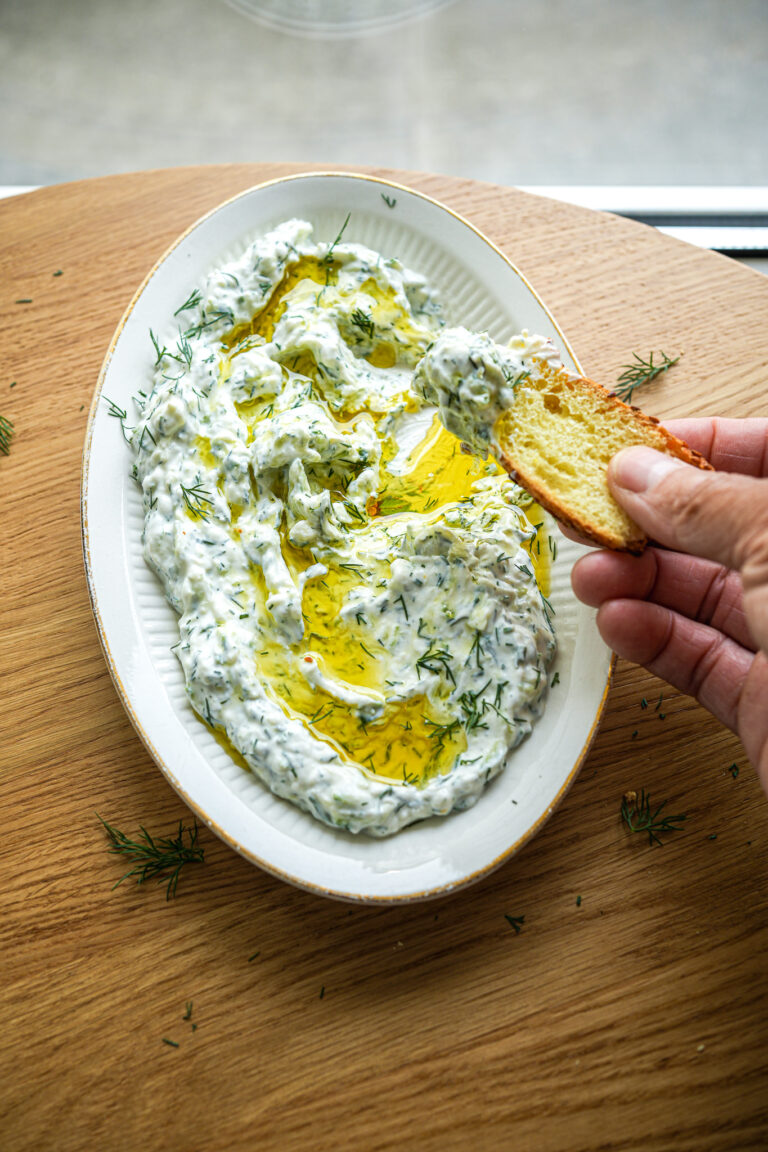 Tzatziki maison au yaourt grec, concombre, aneth et ail confit