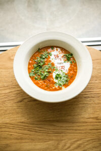 Soupe de lentilles corail à la tomate et au lait de coco, parfumée au curry