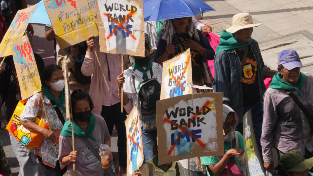 À Bangkok, près d’un millier de manifestants dénoncent les politiques du FMI et de la Banque mondiale