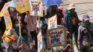 À Bangkok, près d’un millier de manifestants dénoncent les politiques du FMI et de la Banque mondiale