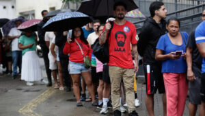 Les Brésiliens votent pour départager Lula et Bolsonaro, porteurs de deux visions opposées du pays