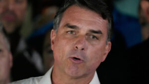 Flavio Bolsonaro aurait quitté le Brésil pour les États-Unis malgré l’annulation de ses passeports