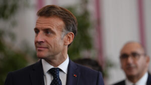 Après l’attentat de Trappes, Macron dénonce la banalisation du racisme et de l’antisémitisme au RN et à LFI