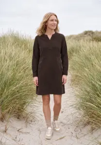 CECIL propose une robe en velours côtelé à manches longues, vendue à partir de 83,98 euros