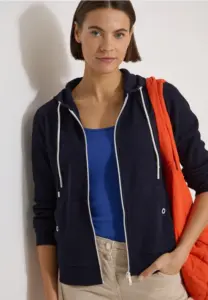 CECIL propose une veste structurée à capuche en coton et élasthanne dès 45,99 €