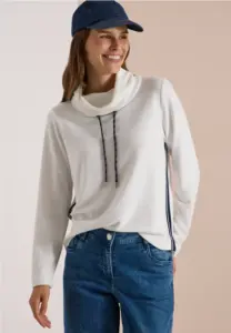 Chez CECIL, un t-shirt doux à col montant et bandes latérales est proposé dès 53,98 euros