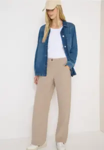 CECIL propose un pantalon en velours côtelé taille haute à jambes larges dès 69,99 euros