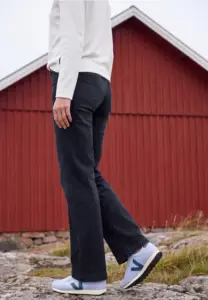 CECIL : le jean Neele associe taille haute, coupe ample et jambes larges en denim bleu foncé