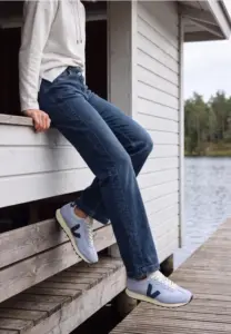 Le jean taille haute Neele de CECIL associe jambes larges et bandes latérales