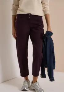 Le jean délavé Scarlett de CECIL adopte une coupe Barrel Leg, à partir de 73,98 euros