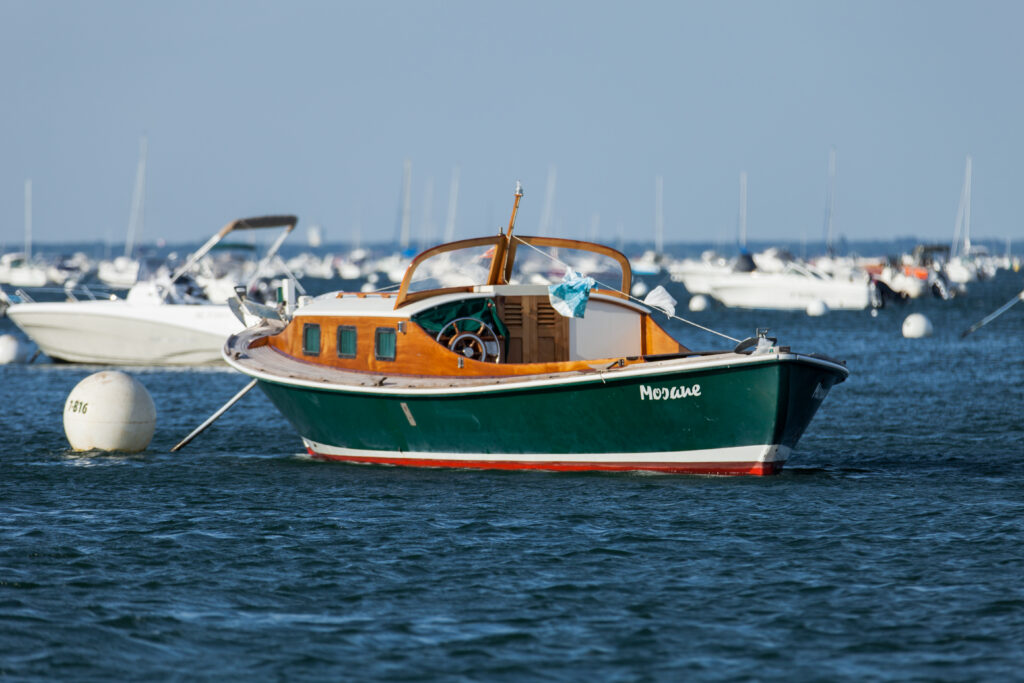 Bateau sur le bassin d'Arcachon - Barco en la bahía de Arcachon - Boat on the Bay of Arcachon - 船在阿卡雄湾 - Image Picture Photography (14502971222).jpg