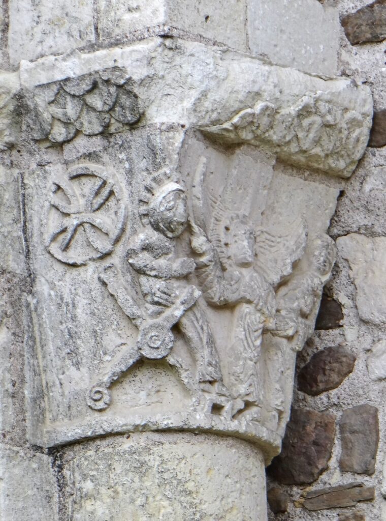 Chapiteau de la porte d'entrée de la prieurale de Cunault (14982440279).jpg